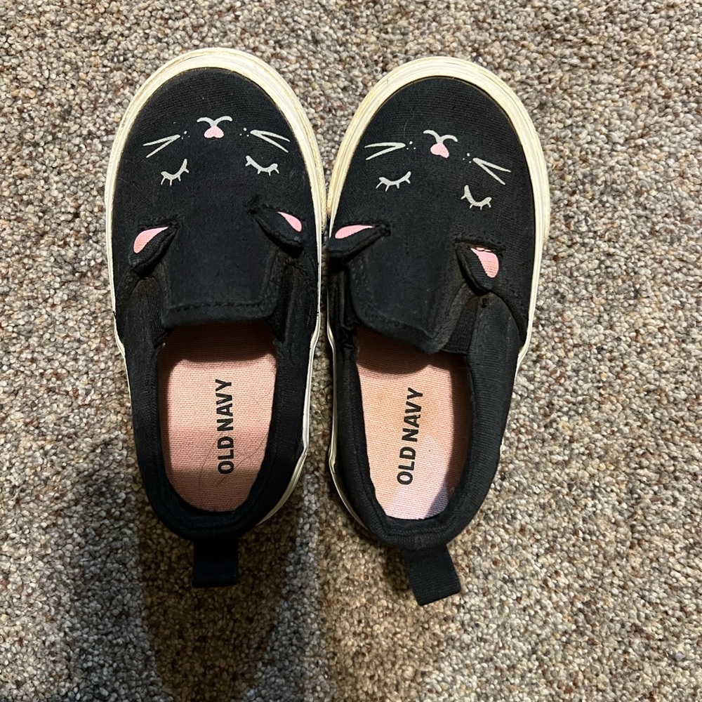Black Old Navy cat shoes. Worn but not in bad shape size 5
